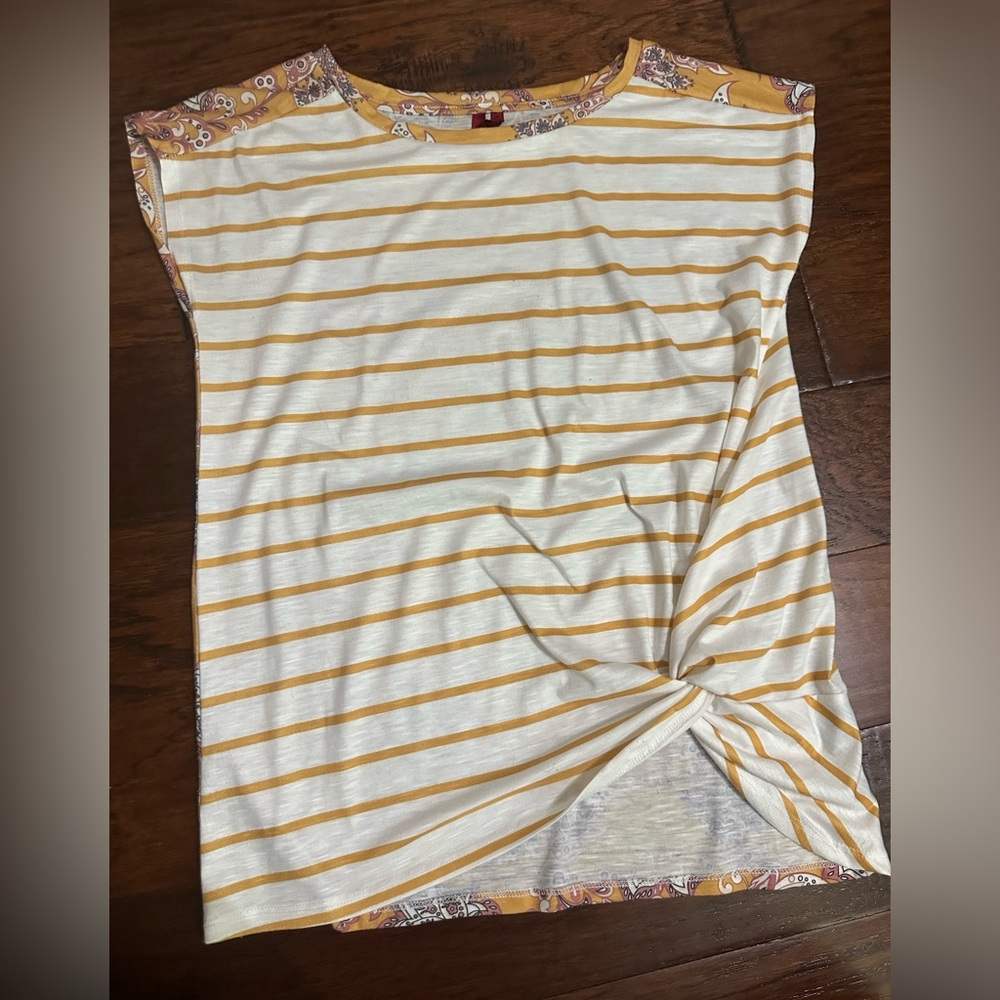 Ladies Dressbarn. Front and Back are different! Size Small